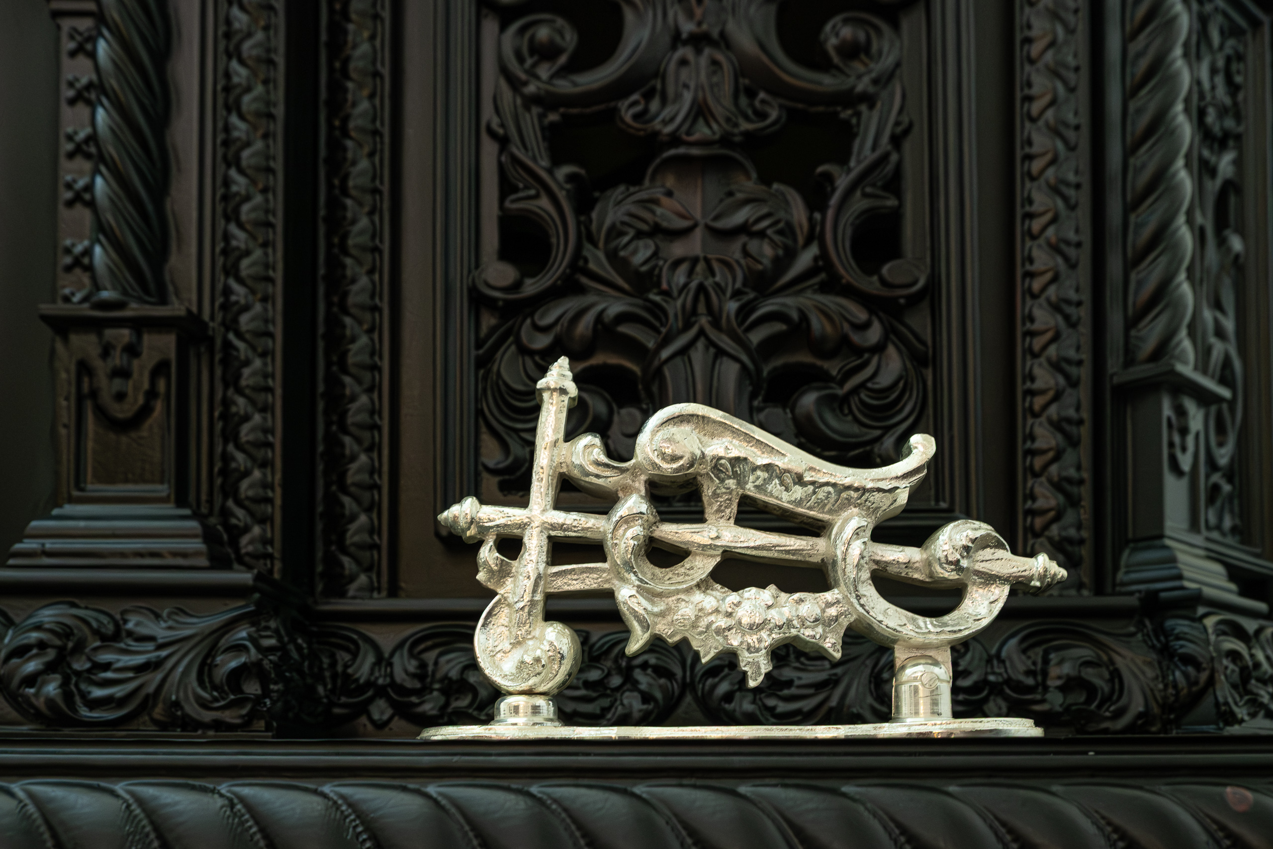 Silbernes Zierornament auf dem geschnitzten Kirchenportal